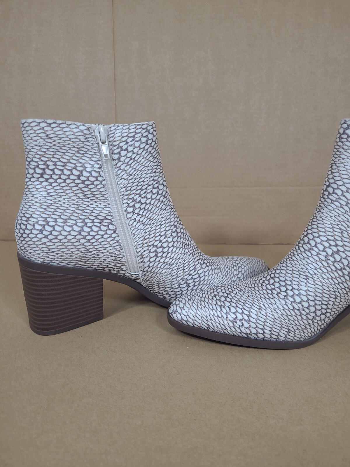 The Limited Kiki Chelsea Booties White Brown Snakeskin Look Size 8.5M Nwob