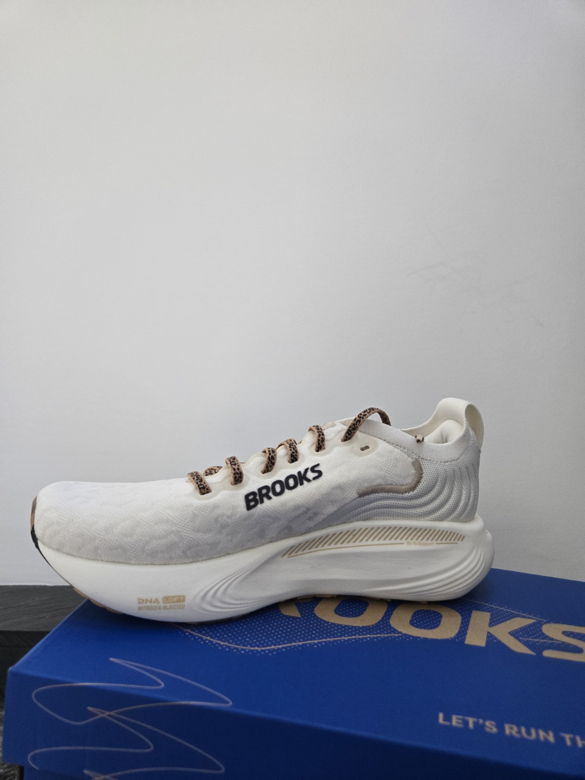 Brand New Brooks Adrenaline Gts 25 Tofu Creme Size 7 Womens!