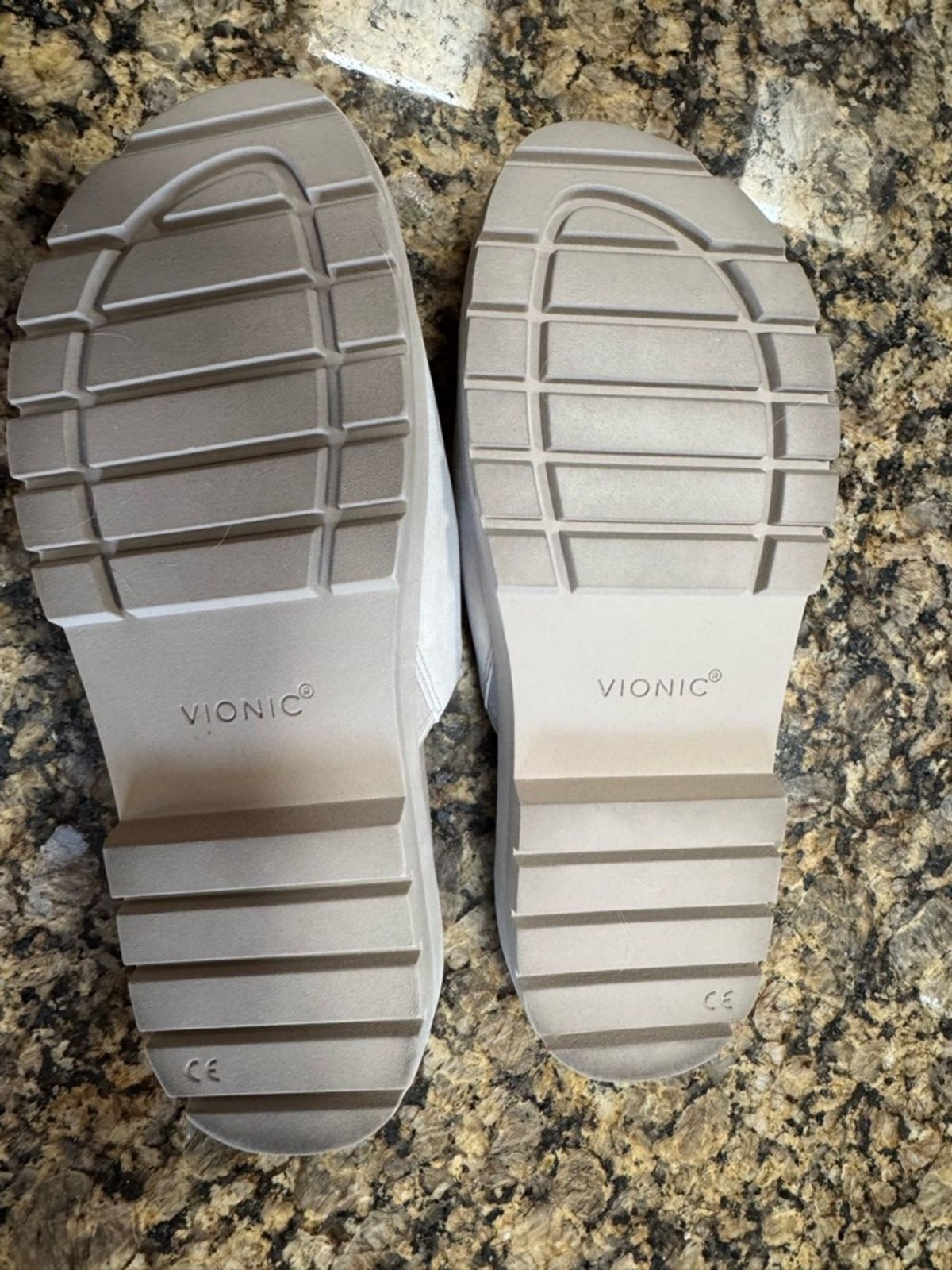 Vionic Women’s Dual-Buckle Slide Sandals in Light Cream Size 9 NWOT
