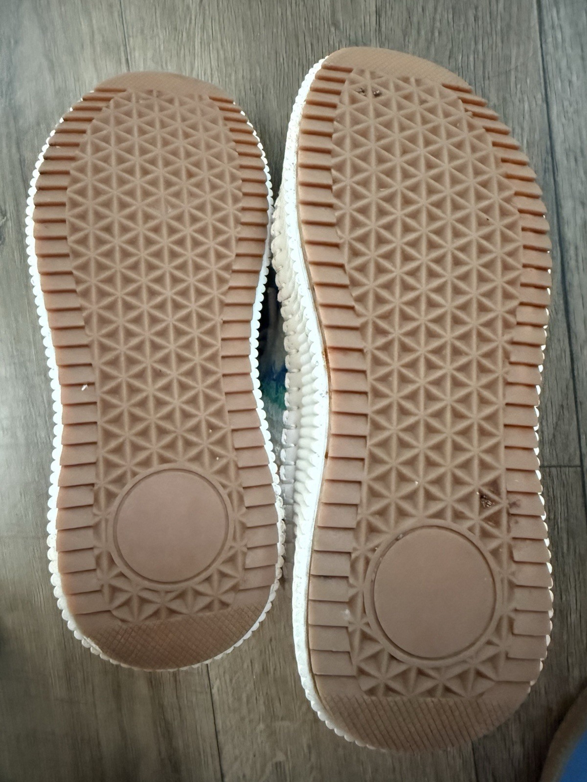 Size 6 Women’s Berness Casual Sneakers