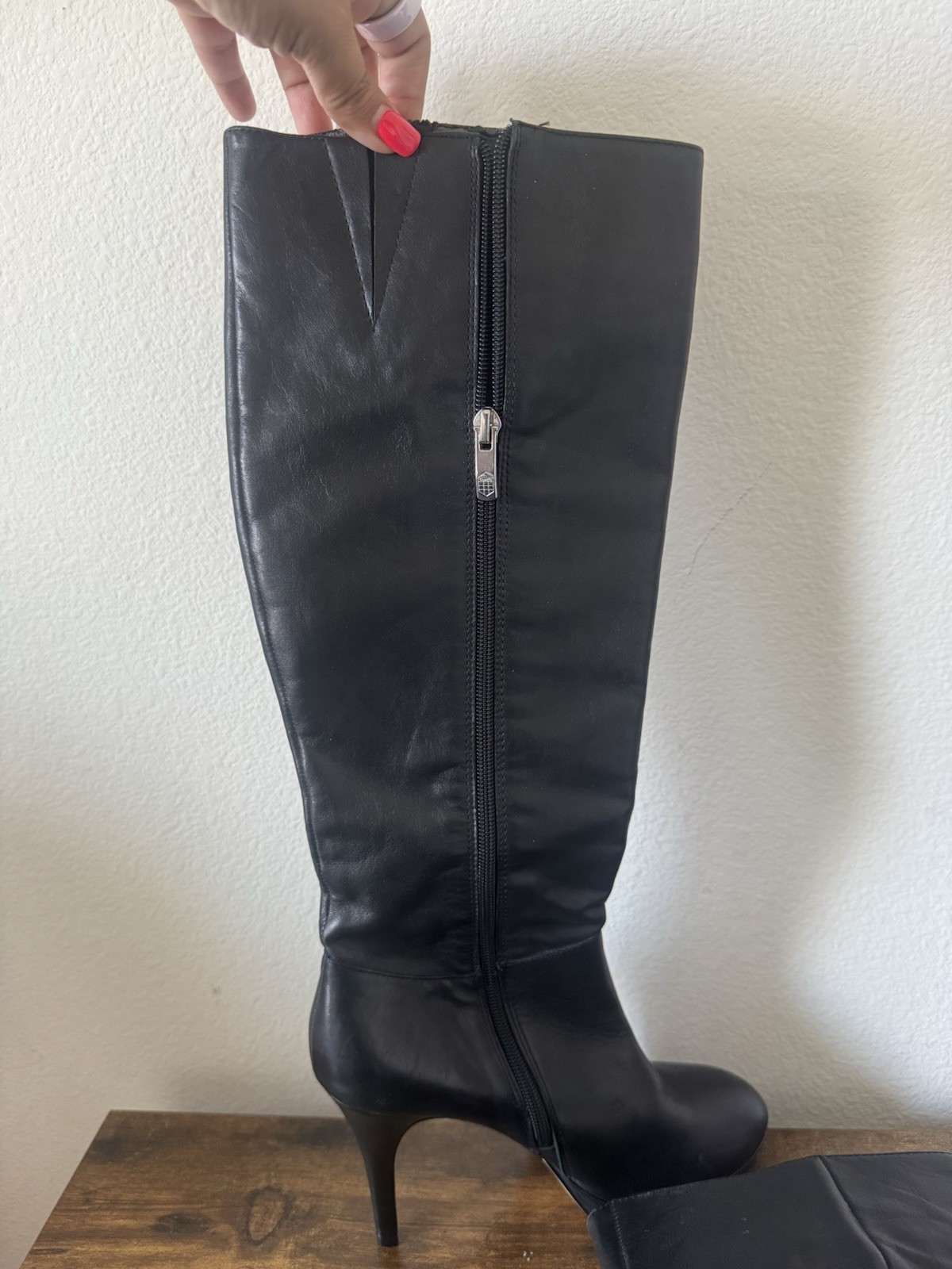 Vince Camuto Women’s Black Leather Knee-High Zip Round Toe Boots US 7