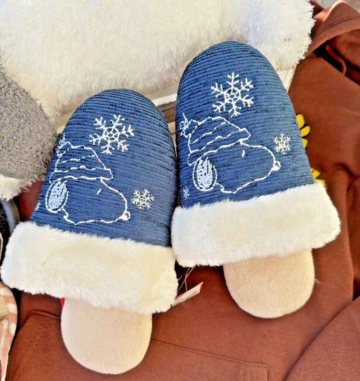 PEANUTS Snoopy Memory Furry Foam Holiday Slipper Sizes M/L Japan