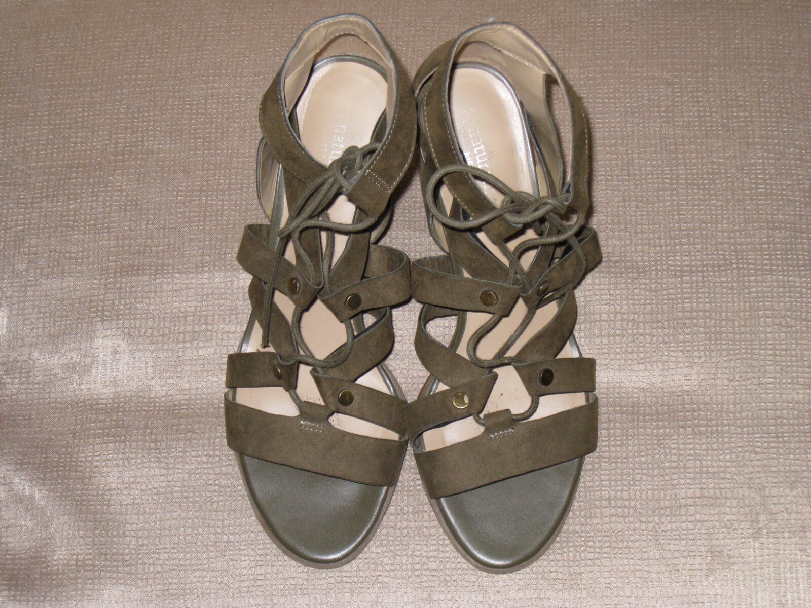 Naturalizer «London» Strappy Sandal. Olive Green. Sz 8.5M. 2.75 in. stacked heel