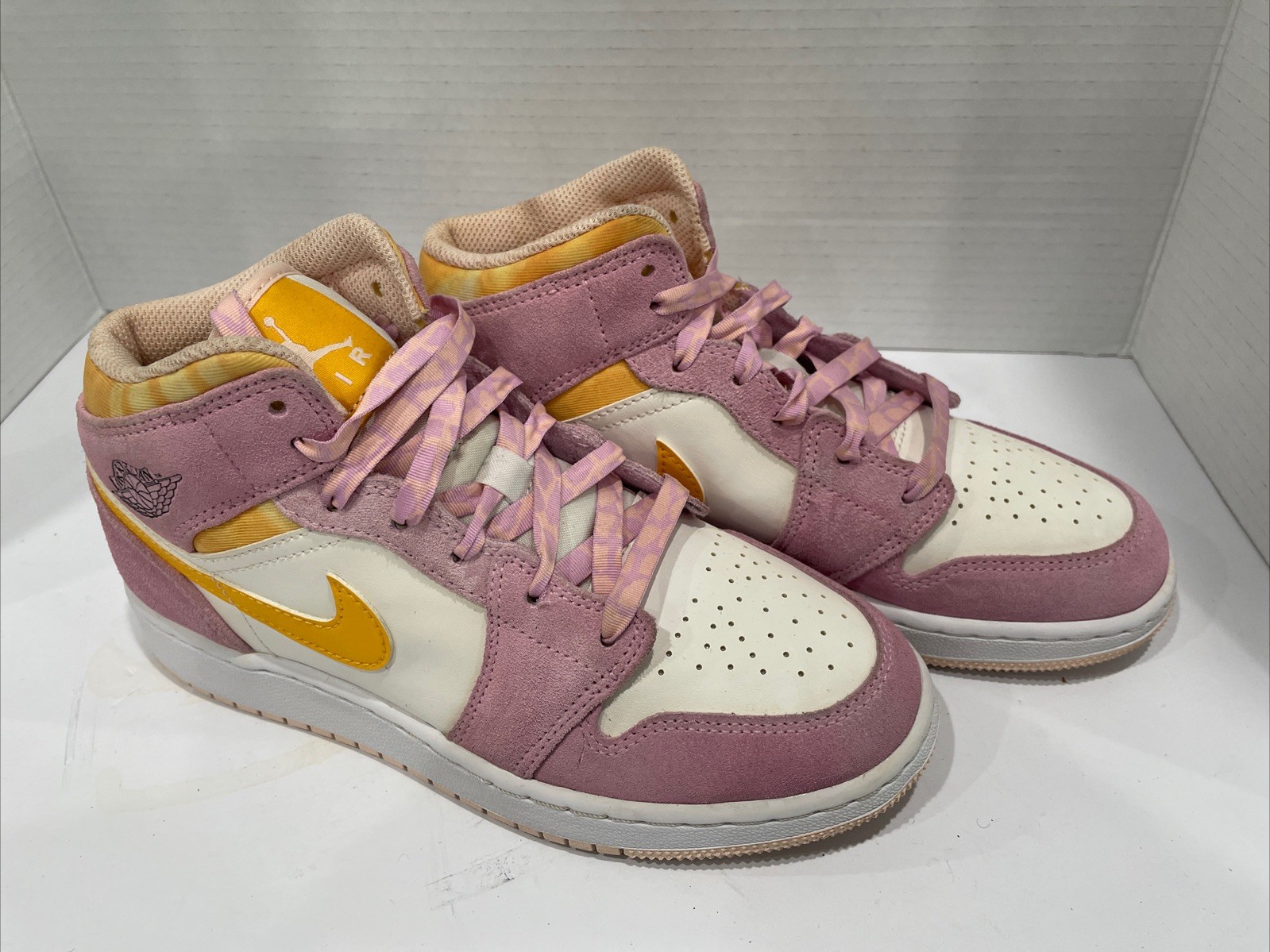 Nike Shoes Air Jordan 1 Mid SE Women’s Size 5Y Pink DC9517-600