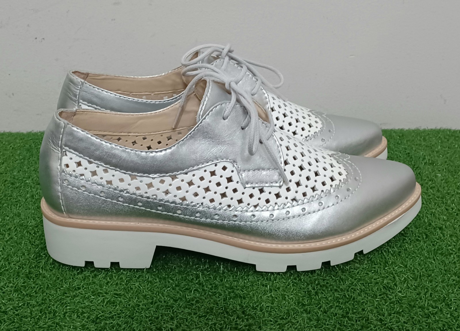 Isabella Anselmi Womens Leather Platform Wingtip Oxfords 6 Lug Heel Silver/White