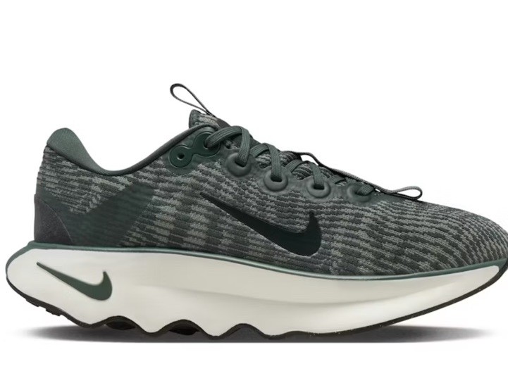 Nike Womens’ Motiva Walking Shoes – Vintage Green/Light Army 7 NEW