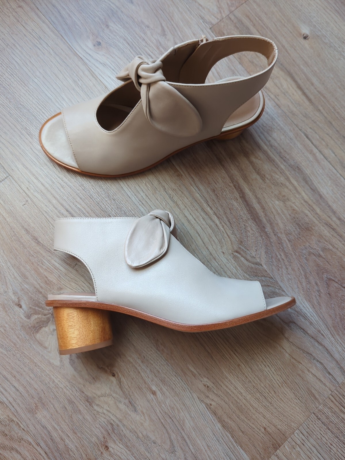 Bernardo Luna Lizzie Peep Toe Bow Sandal Womens 8 Pale Tan Beige Nude
