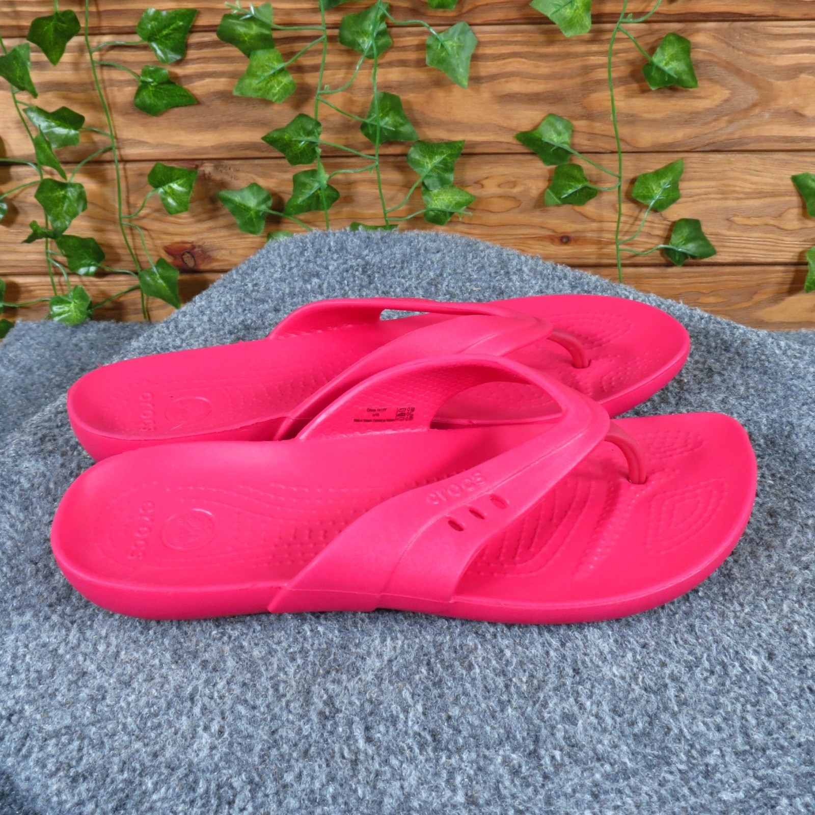 Crocs Classic Women Flip Flop Size 10 Casual Beach Sandal Pink Croslite