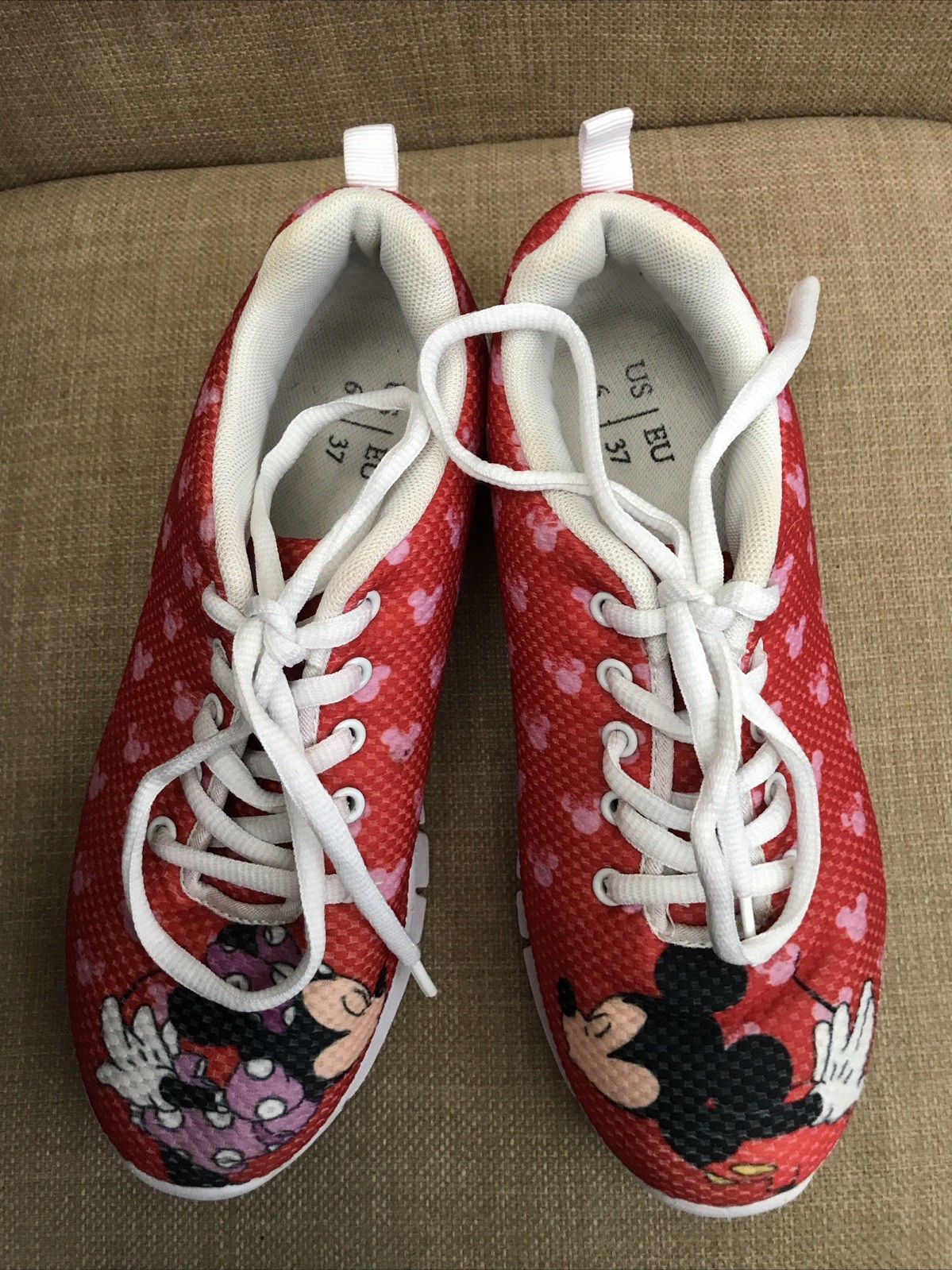 Mickey & Minnie kissing Red Disney Sneakers Womens Size 6