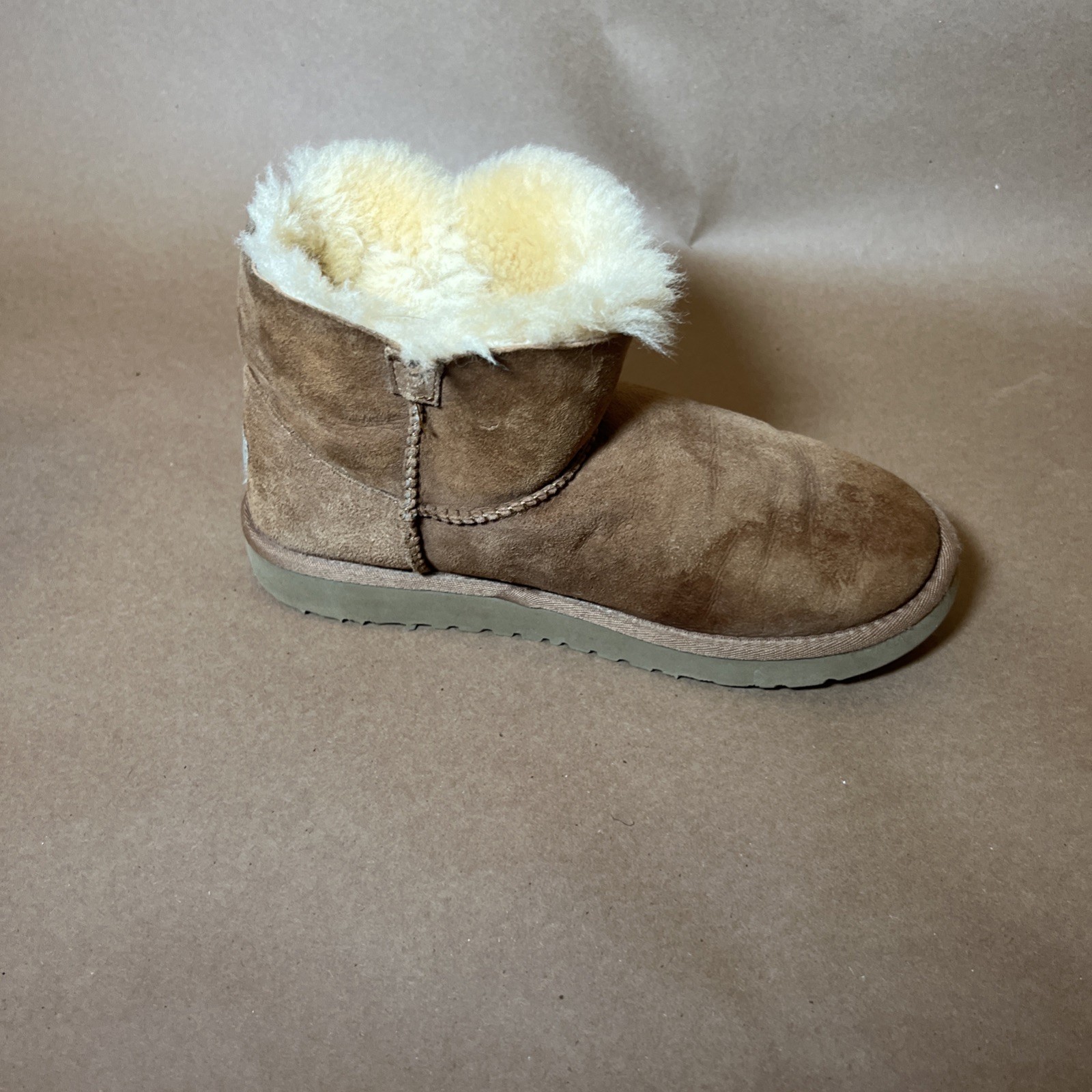 Used UGG Mini Bailey Button In Chestnut Tan Brown Winter Boots Size US Women’s 5