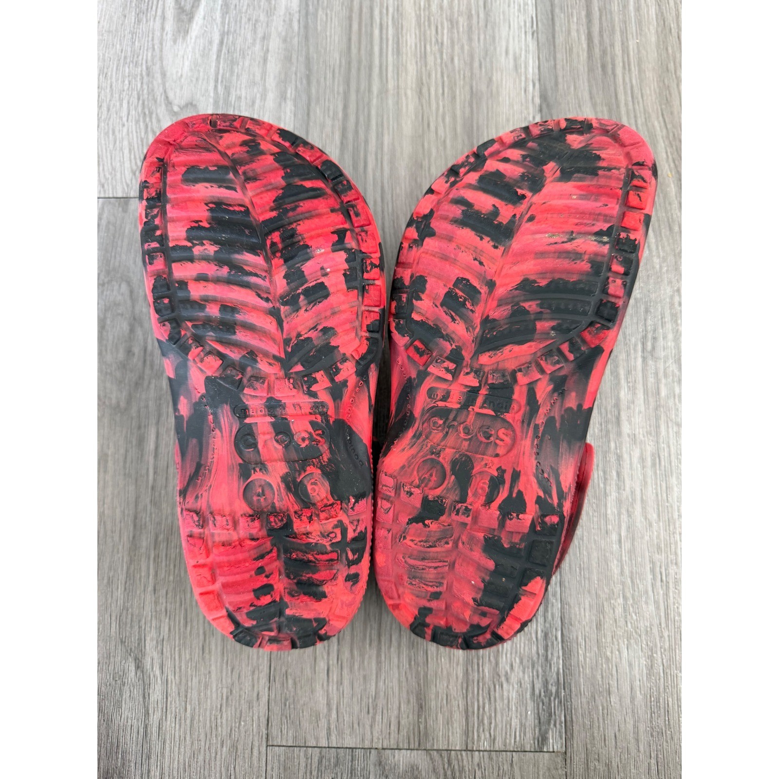 Crocs Classic Marbled Clogs Red Black Swirl Women’s 6 Men’s 4 Slip On