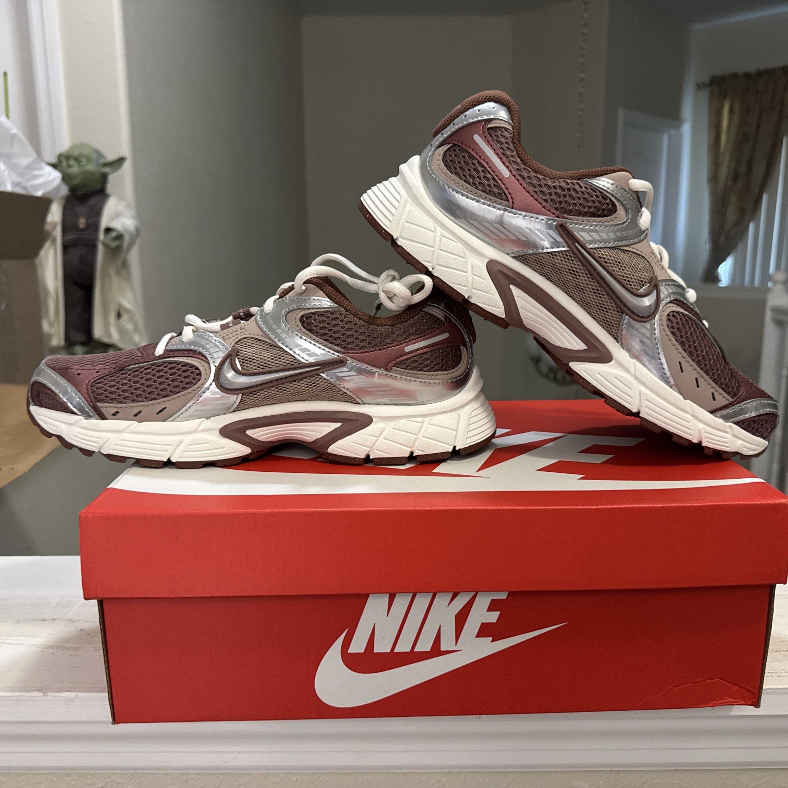 Nike V5 RNR Running Woman’s Size 8 Smokey Mauve/Metallic silver HQ7901-200