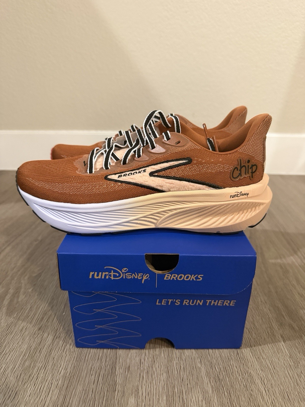 Size 7.5W – Chip N Dale Ghost 17 Brooks Run Disney Women’s LIMITED EDITION New