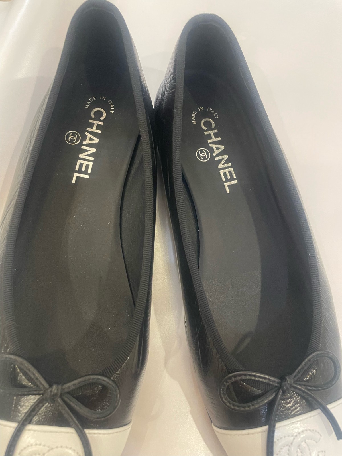 CHANEL SS26 Crumpled Shiny Lambskin Leather with White Cap Toe Ballet Flat 41.5