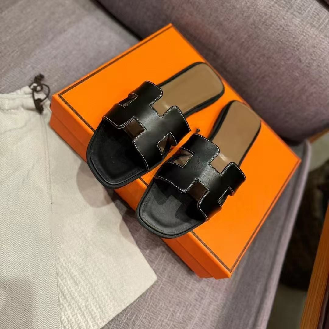 Flat bottomed beach sandals are fashionable casual lightweight and can be worn a