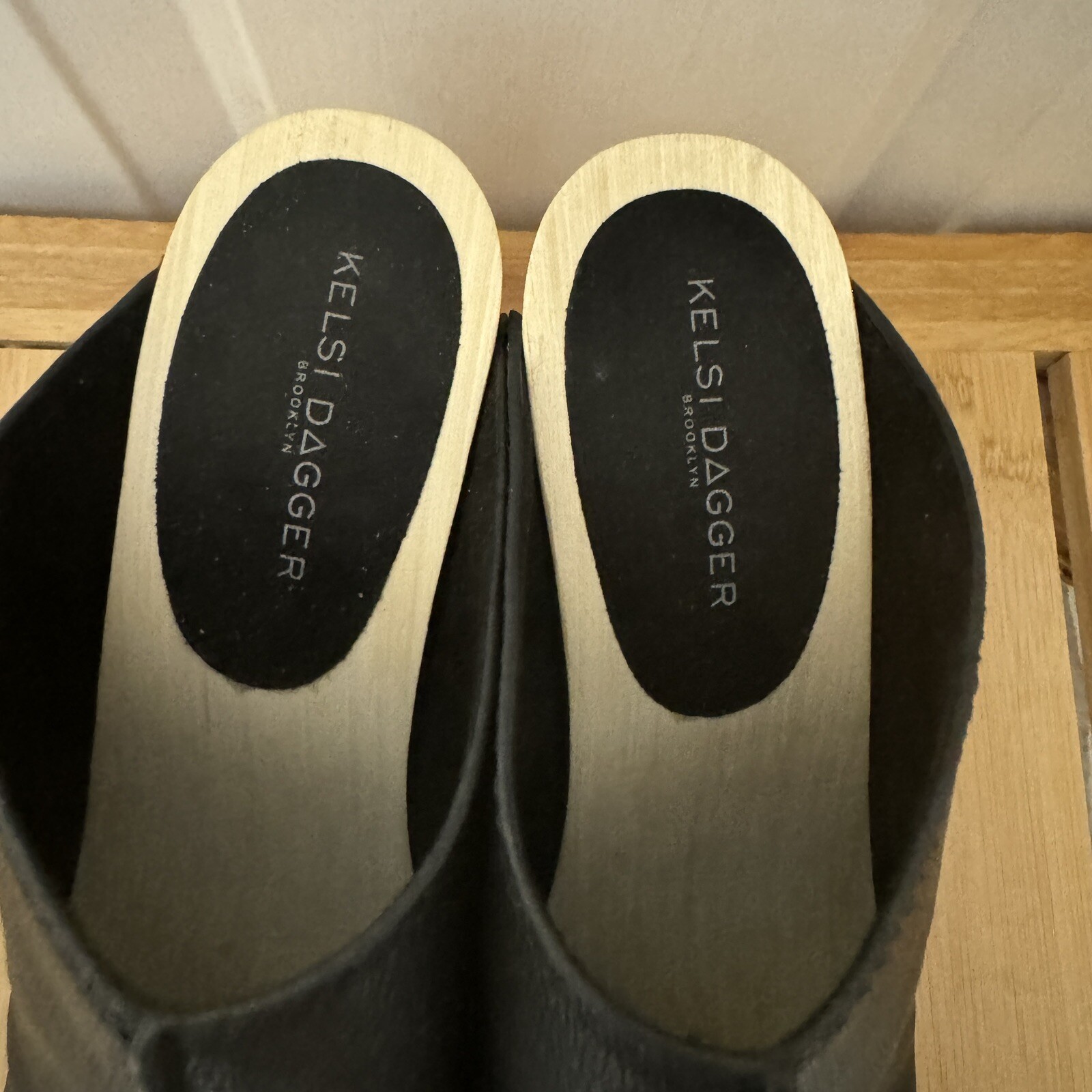 Kelsi Dagger 8 Boulder Mules Clogs Open Toe Black Leather Wooden 3.25 Heel