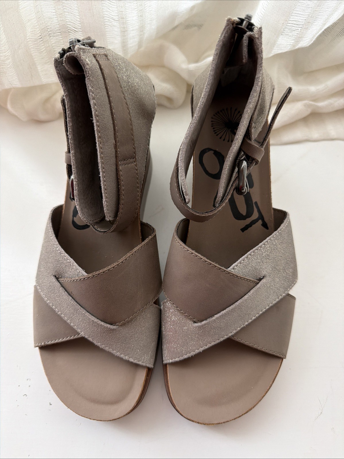 OTBT Freedom Wedge Sandals in Taupe & Gold, sz 8.5
