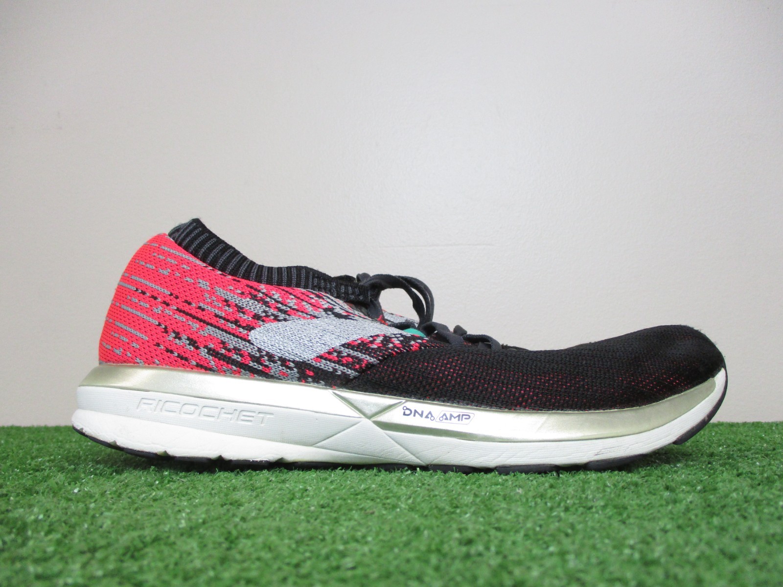 Brooks Ricochet Shoes Womens 8.5 Pink Coral Black Road Track Speed Running Gym
