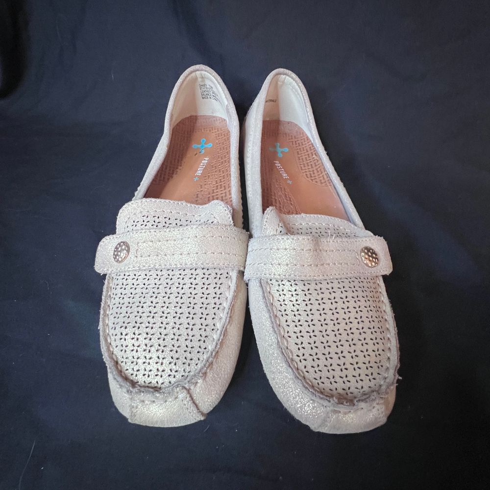 Baretraps Women’s Oakes Moccasins Metallic Gold Suede loafer shoe Size 7.5