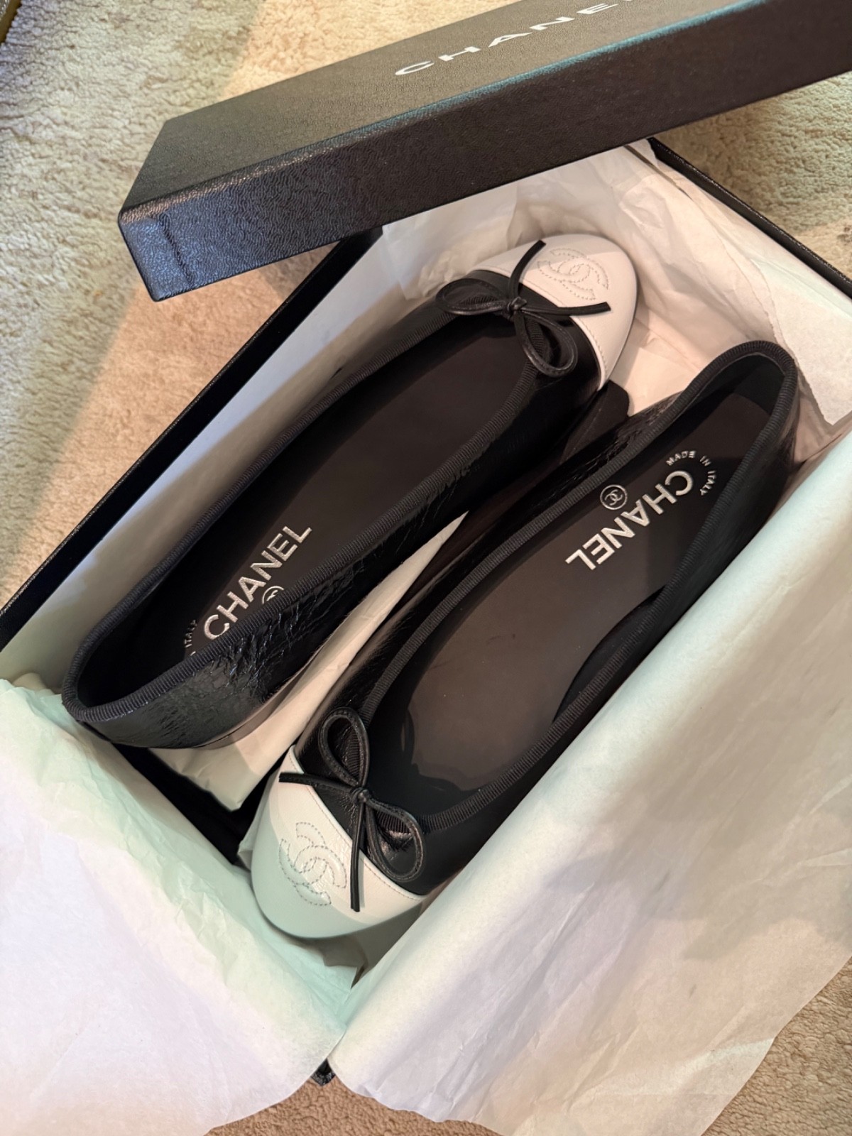 NIB Chanel 26S Black White Crumpled Shiny Lambskin CC Ballerina Flats Size 40
