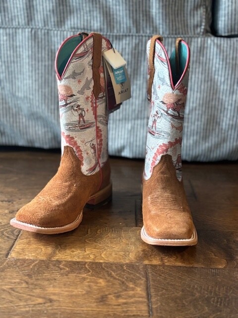 Women’s ARIAT boots-great design on shaft-BRAND NEW-NEVER WORN!