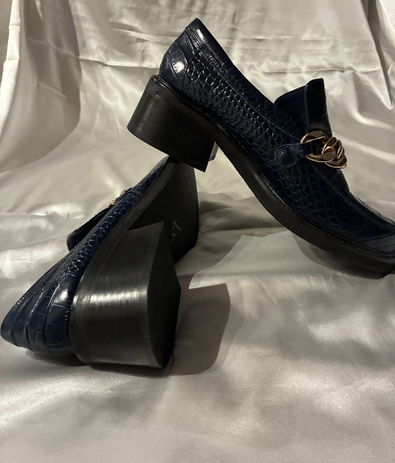 AQUA Croc-Embossed Black Leather Loafers w/Gold Chain Size 8M Elegant Chic