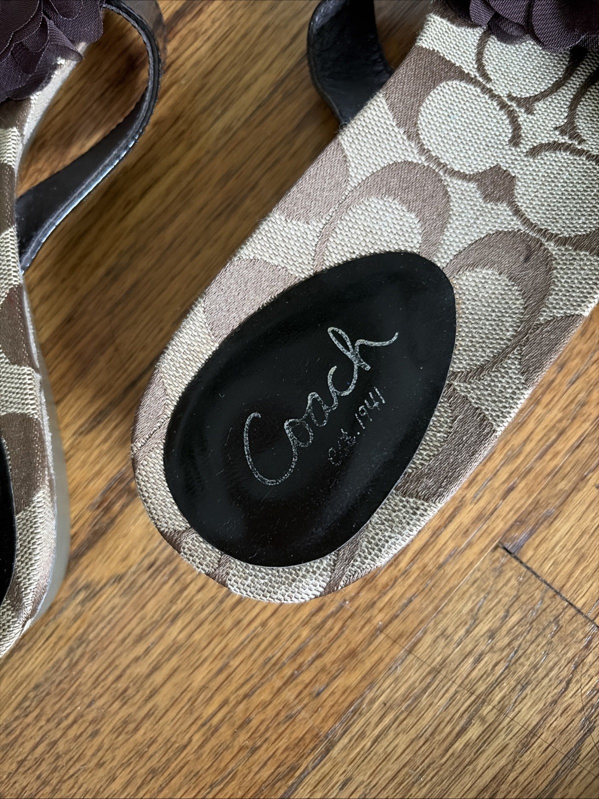 Coach Signature Women’s Leather Thong Sandals Brown/Black Flower Rhinestone 8