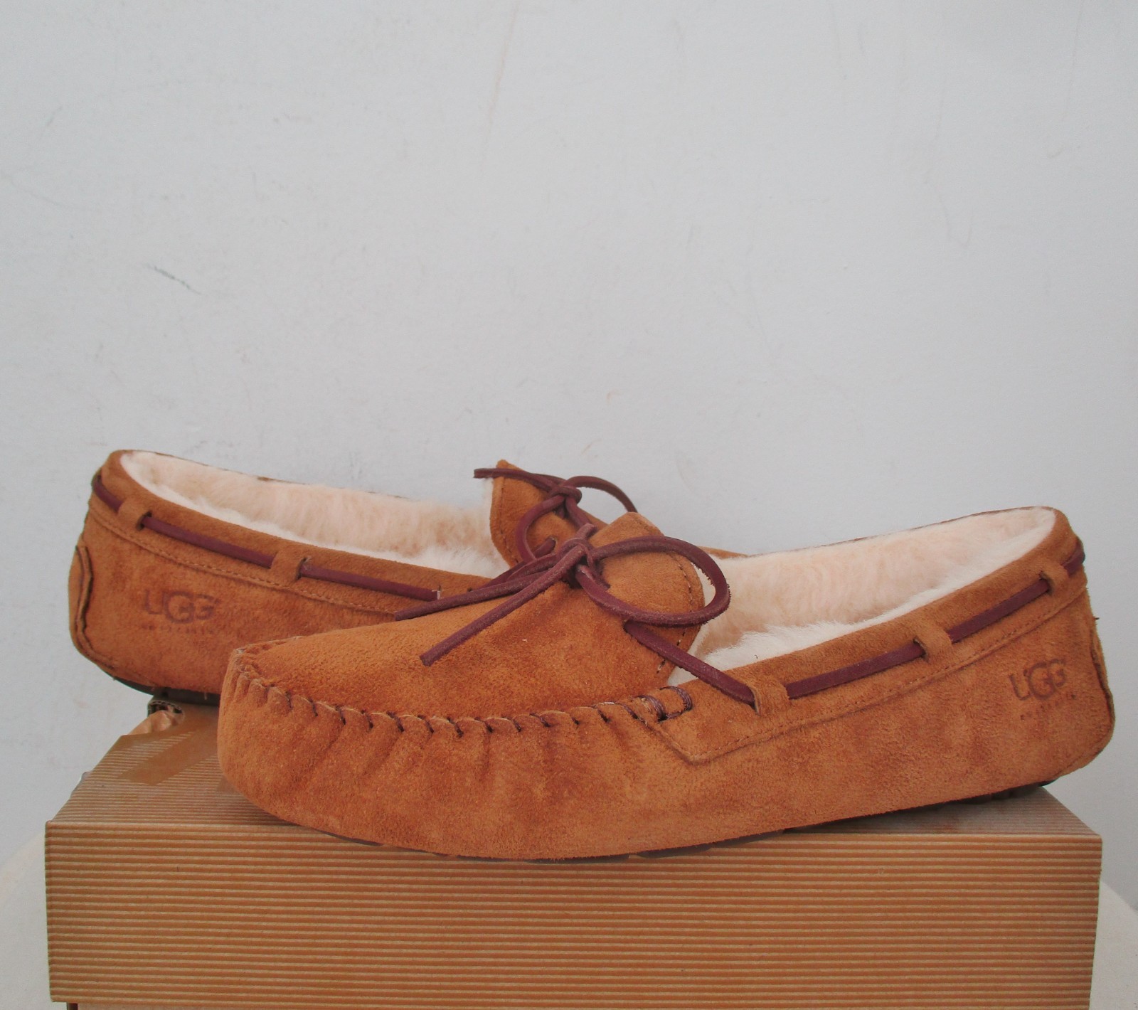 UGG Australia Women’s DAKOTA Slippers Shoes 11US CHESTNUT Suede NWB $100 MSRP