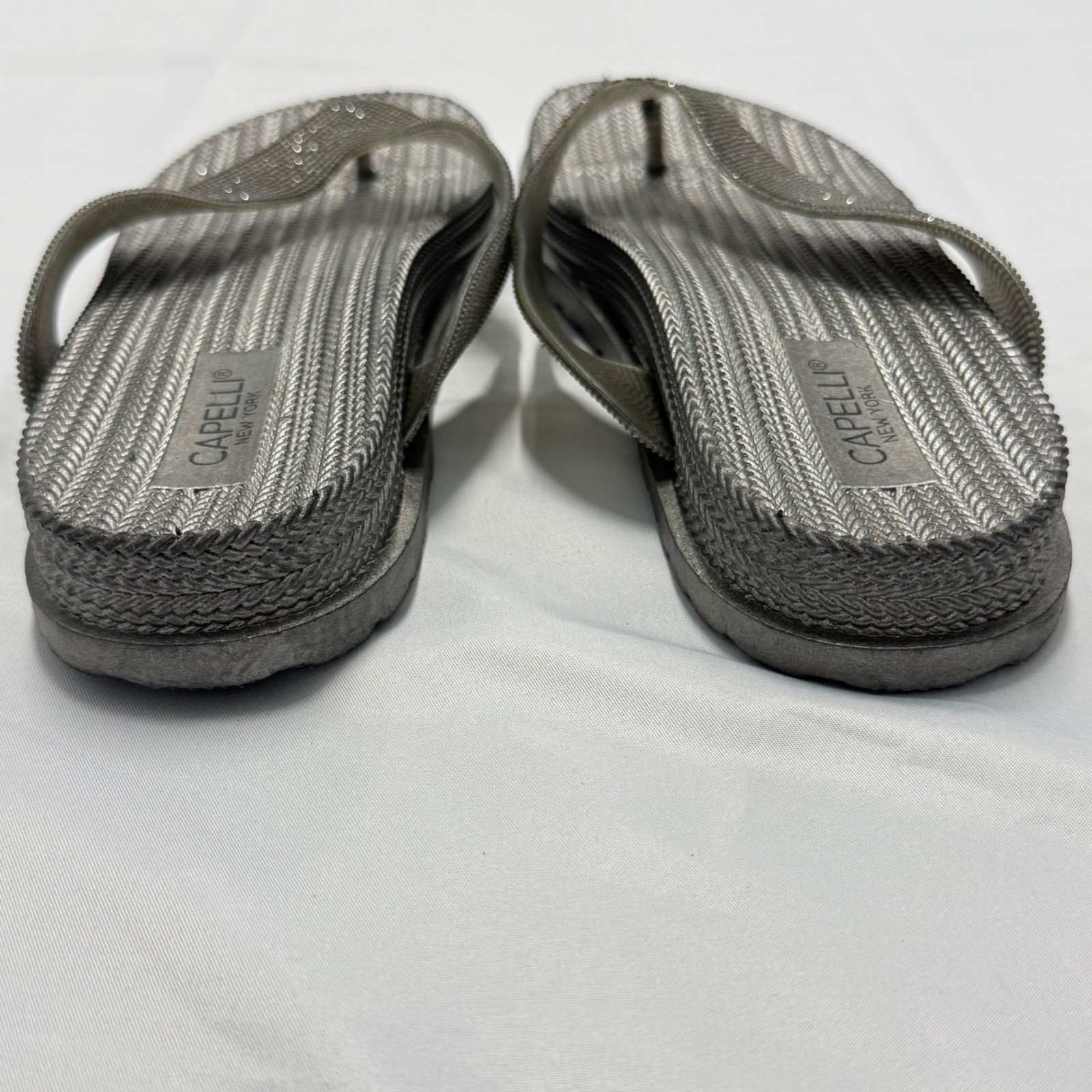 Capelli New York Womens Silver Metallic Glitter Platform Flip Flop Sandals 9