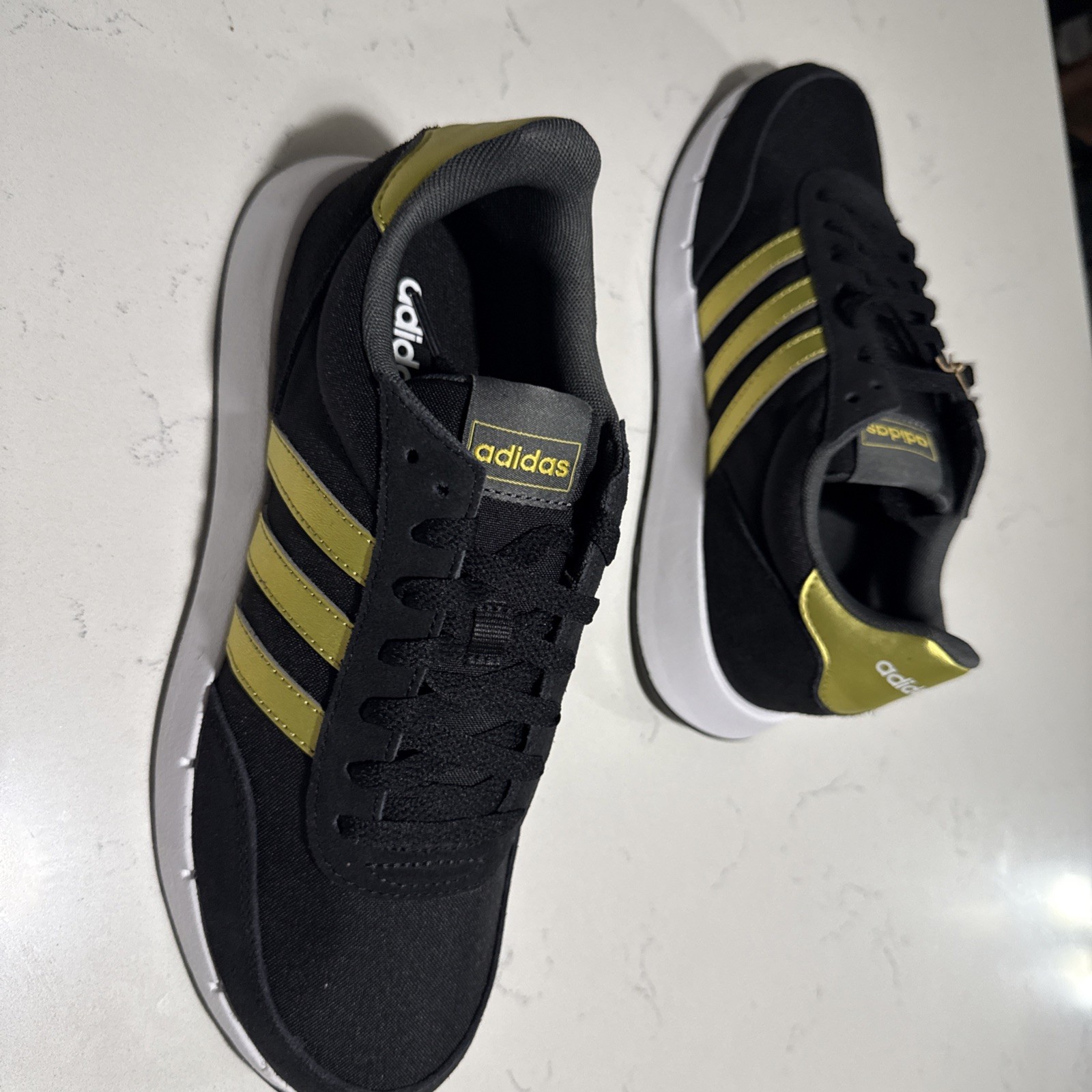 NEW Adidas Run 60s 2.0 Sneaker – Black Gold Women’s Size 9US (GX1714)