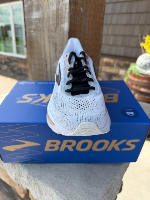 NIB 120431-105 Brooks Ghost 17 Women’s Neutral White/Black/Rose Gold Athletic