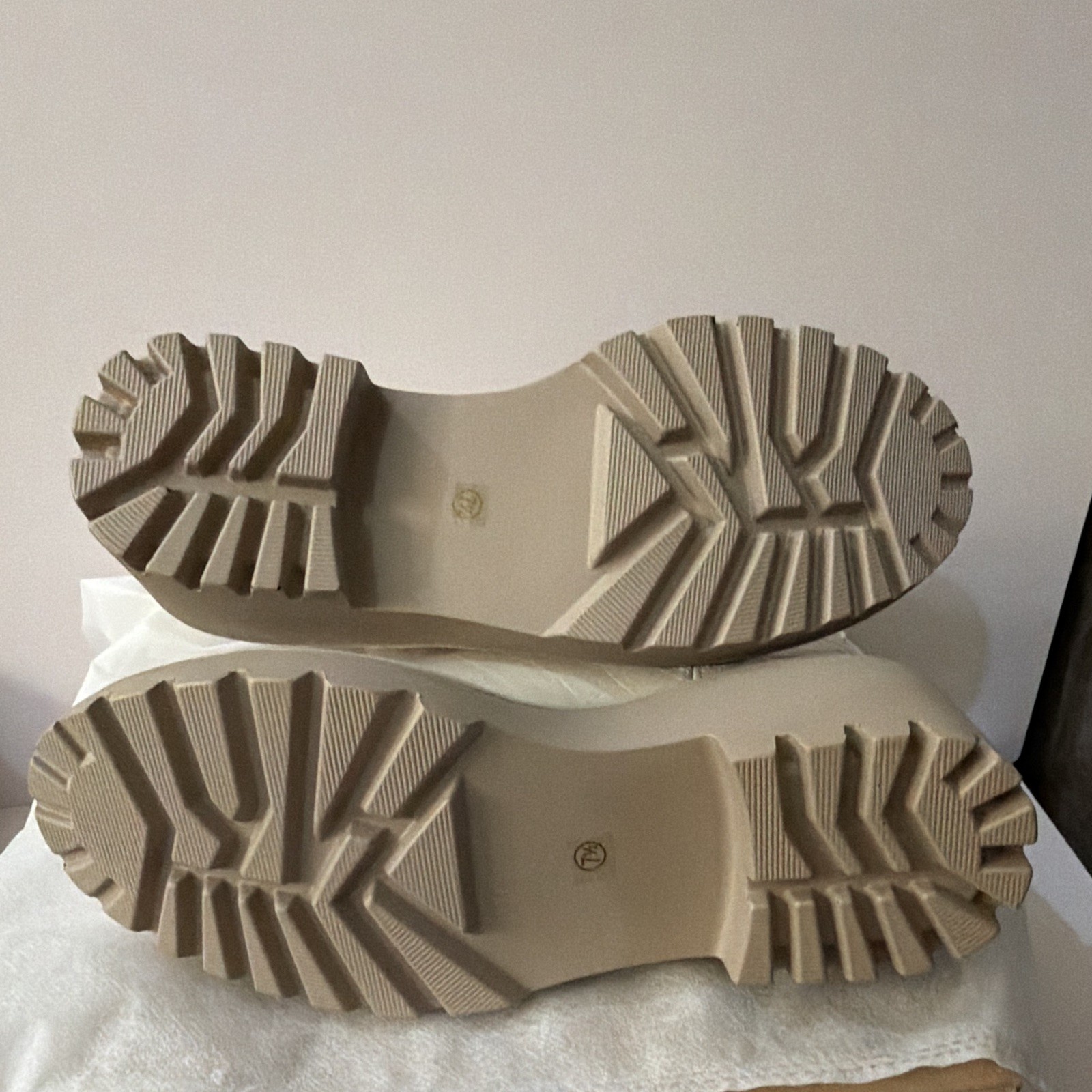 Croc Embossed Chelsea Ankle Boot Beige Platform Wedge Lug Rubber Sole US 7.5