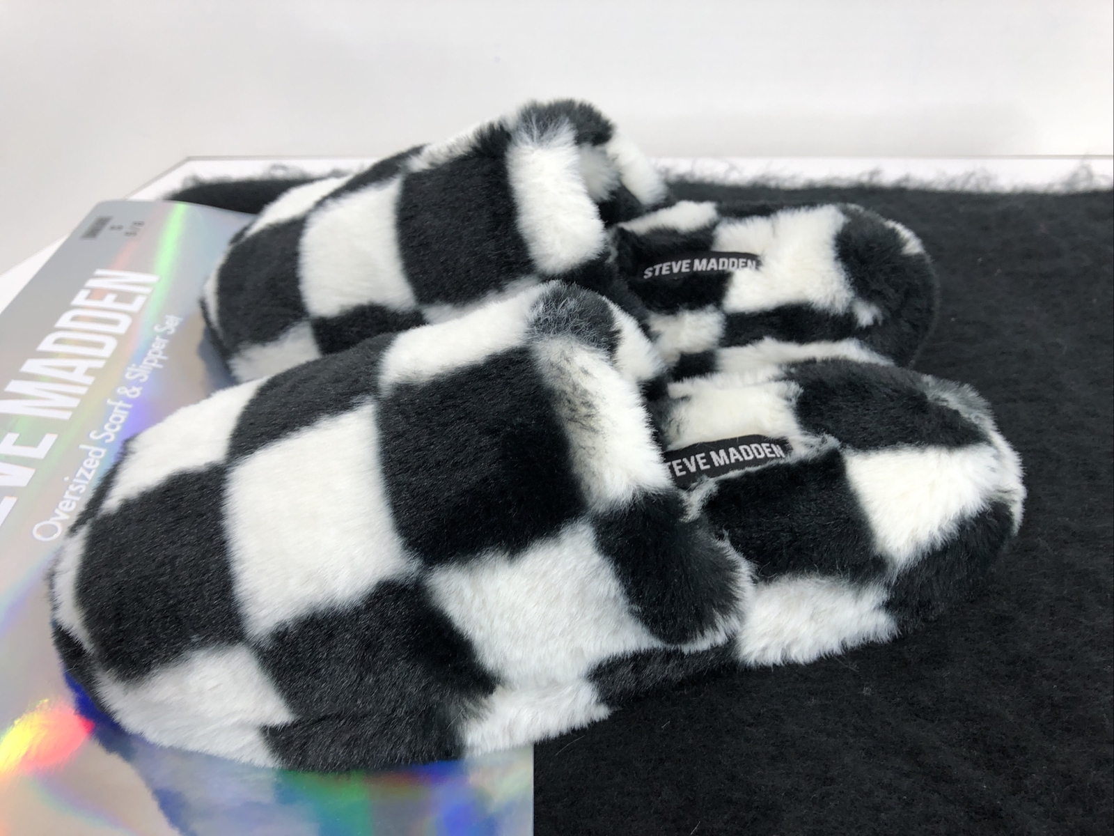 Steve Madden Checked Slipper and Oversized Scarf Wrap Set Small Size 5/6