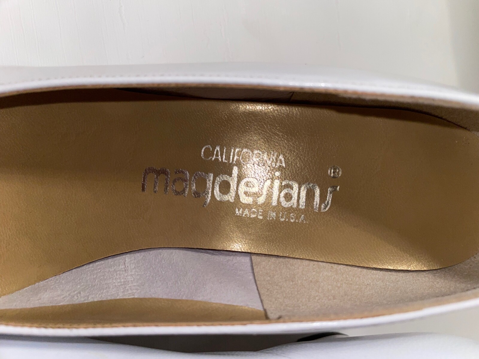 CALIFORNIA MAGDESIANS WHITE LEATHER and BROWN PUMPS GOLD STUDDED HEELS 8.5 N