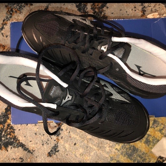 Mizuno Men’s Wave Lightning Z4 12.5 Volleyball Shoes – Black/Silver