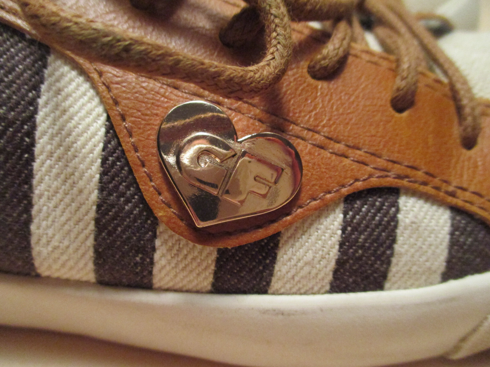 Gotta Flurt Anchored Women 5.5M Stripe,Faux Leather Trim Lace Up Cushion Sneaker