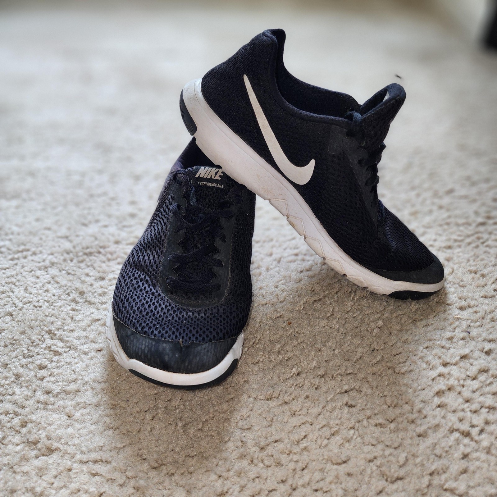 Nike Flex Experience RN 6 Shoes Womens Size 8 Black White Running 881805-001