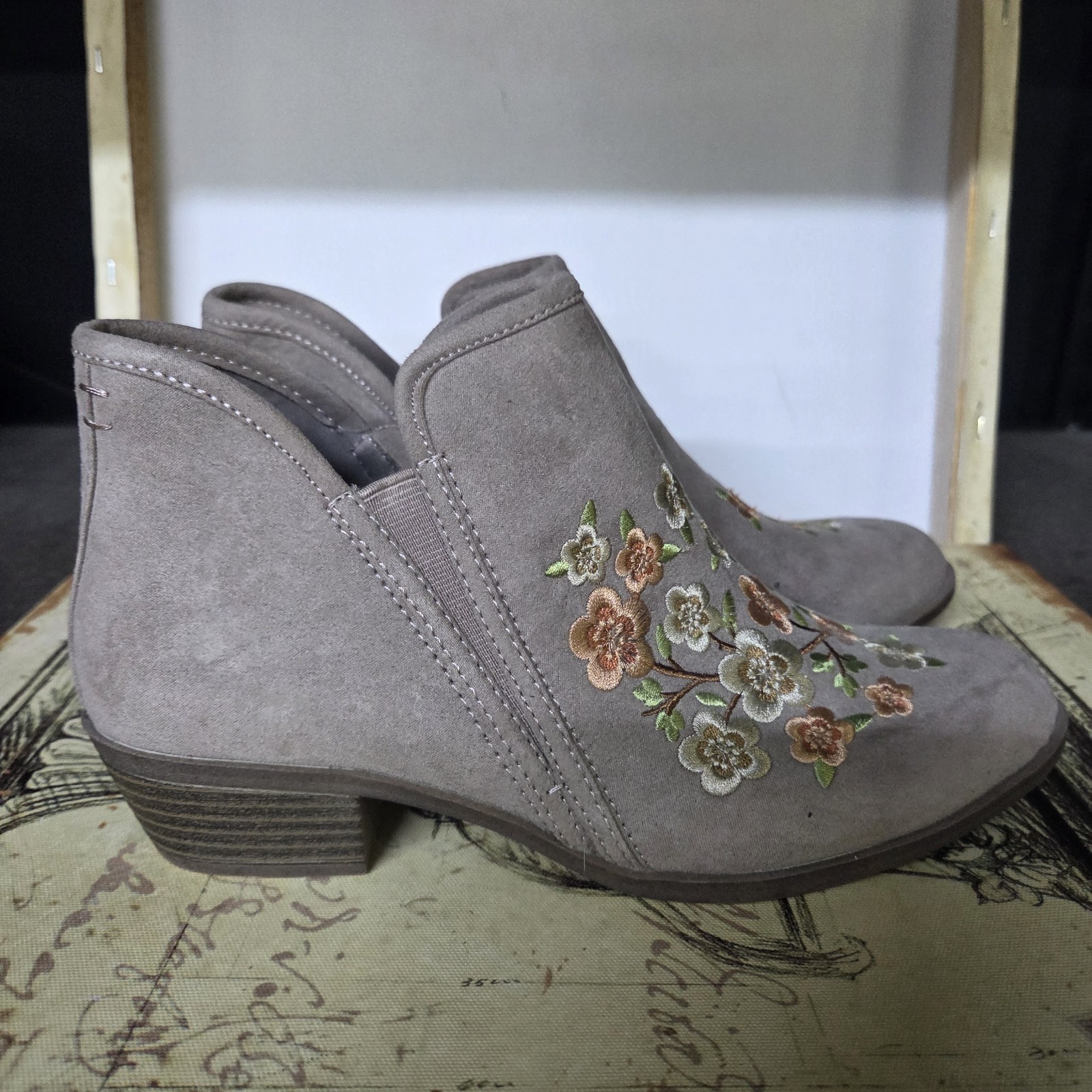 Size 7.5 SO Meme Stone Floral Embr. Taupe Ankle Booties Faux Suede Women’s Boots
