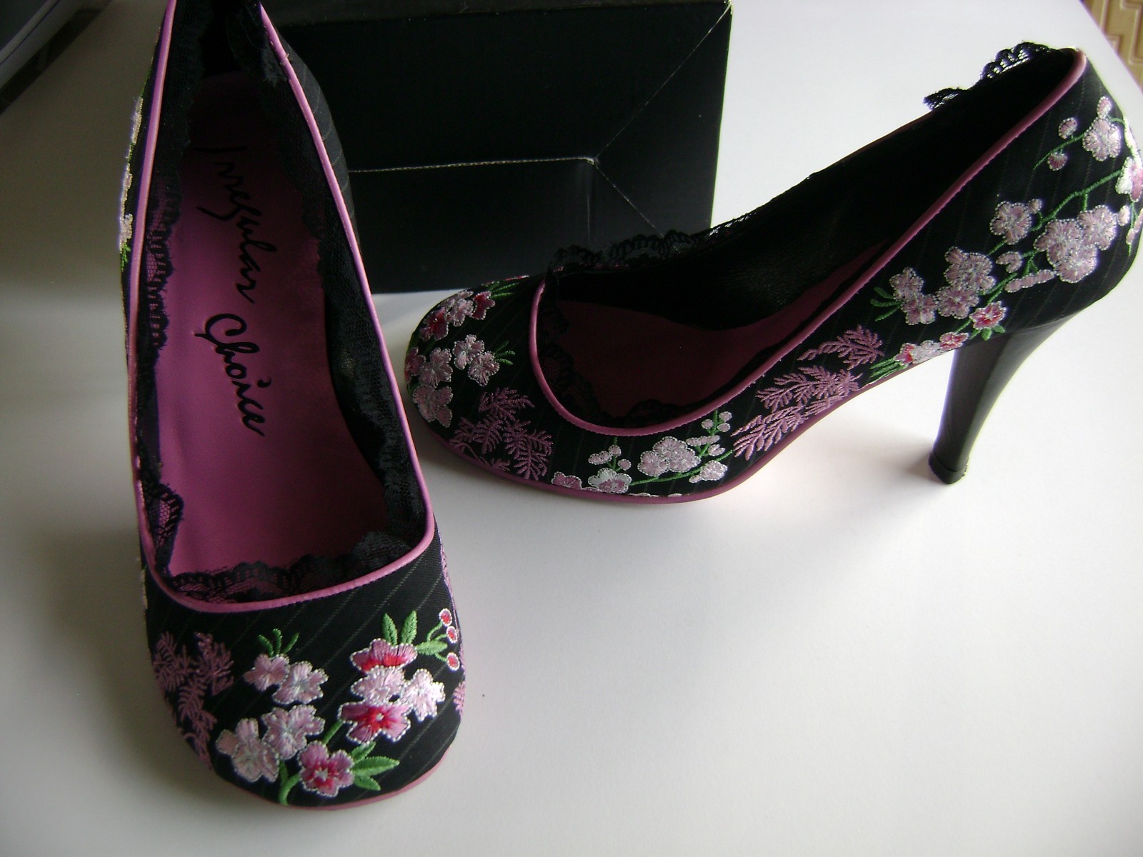 IRREGULAR CHOICE WOMEN’S SHOES 37 BLACK PINK FLORAL EMBROIDERY U.S. SIZE 6 PUMPS