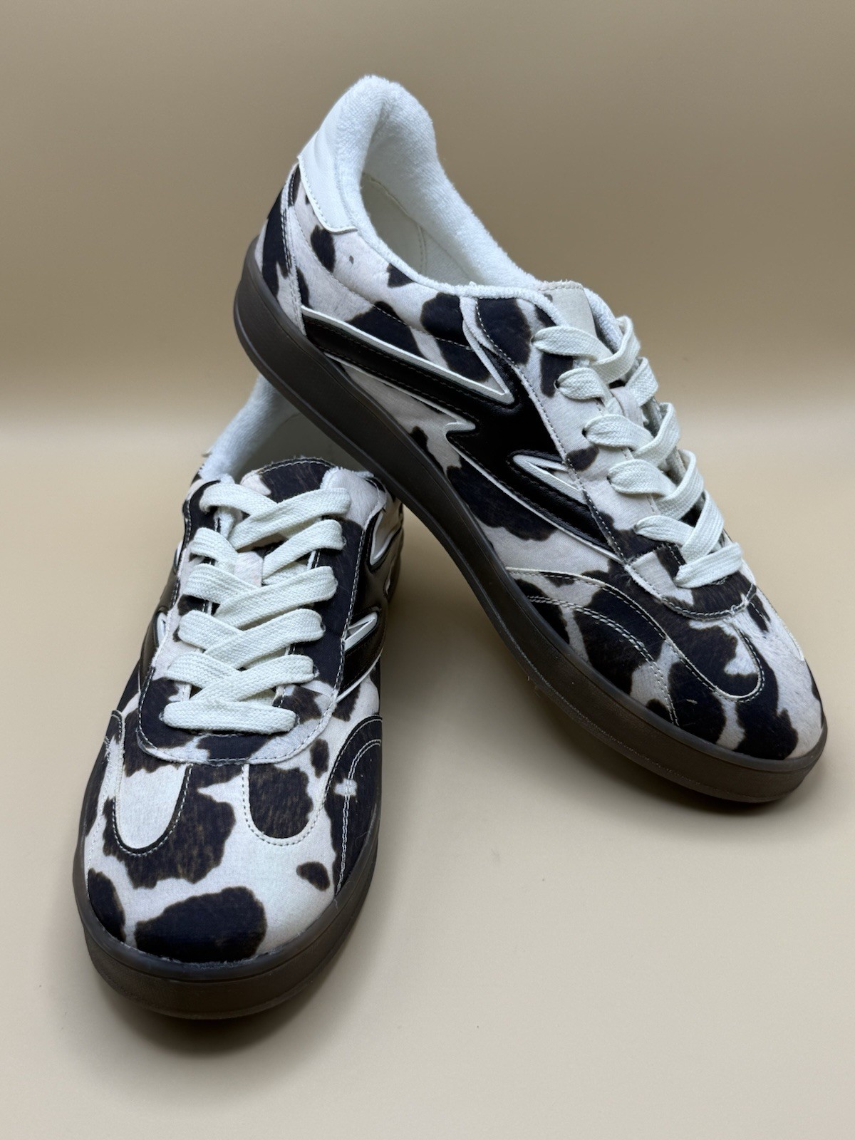 Madden Girl Giia Faux Suede Cow Print Comfort Cushioned Low Top Shoe 9.5 NIB