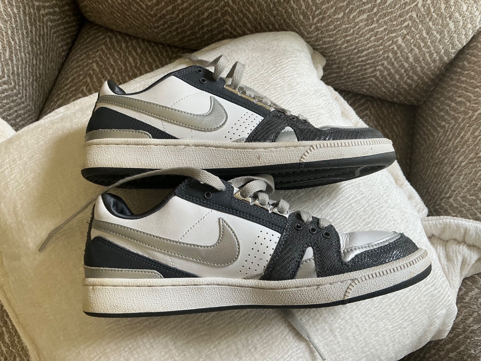Vintage Nike Court Force Low 316587-101 Women’s Size 7 White Black Silver Sneake