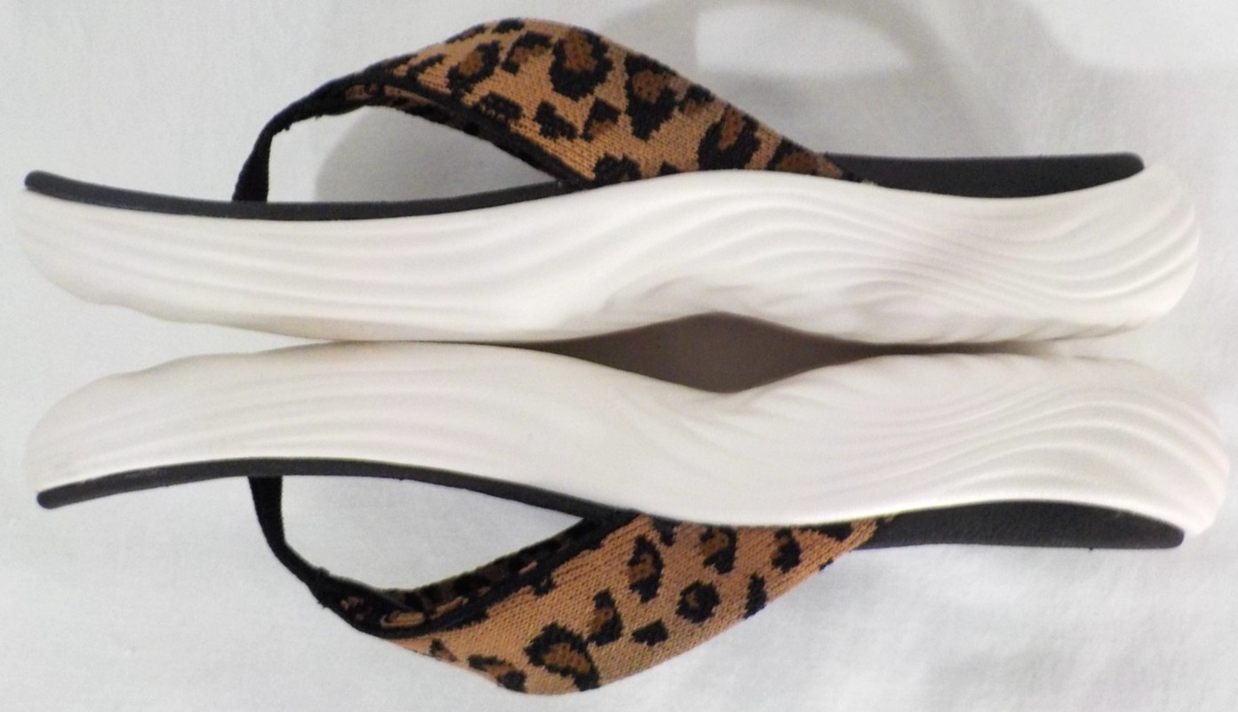 CLARKS Cloudsteppers LOLA Point Animal Print Foam Sole Thong Sandal Womens Sz 6