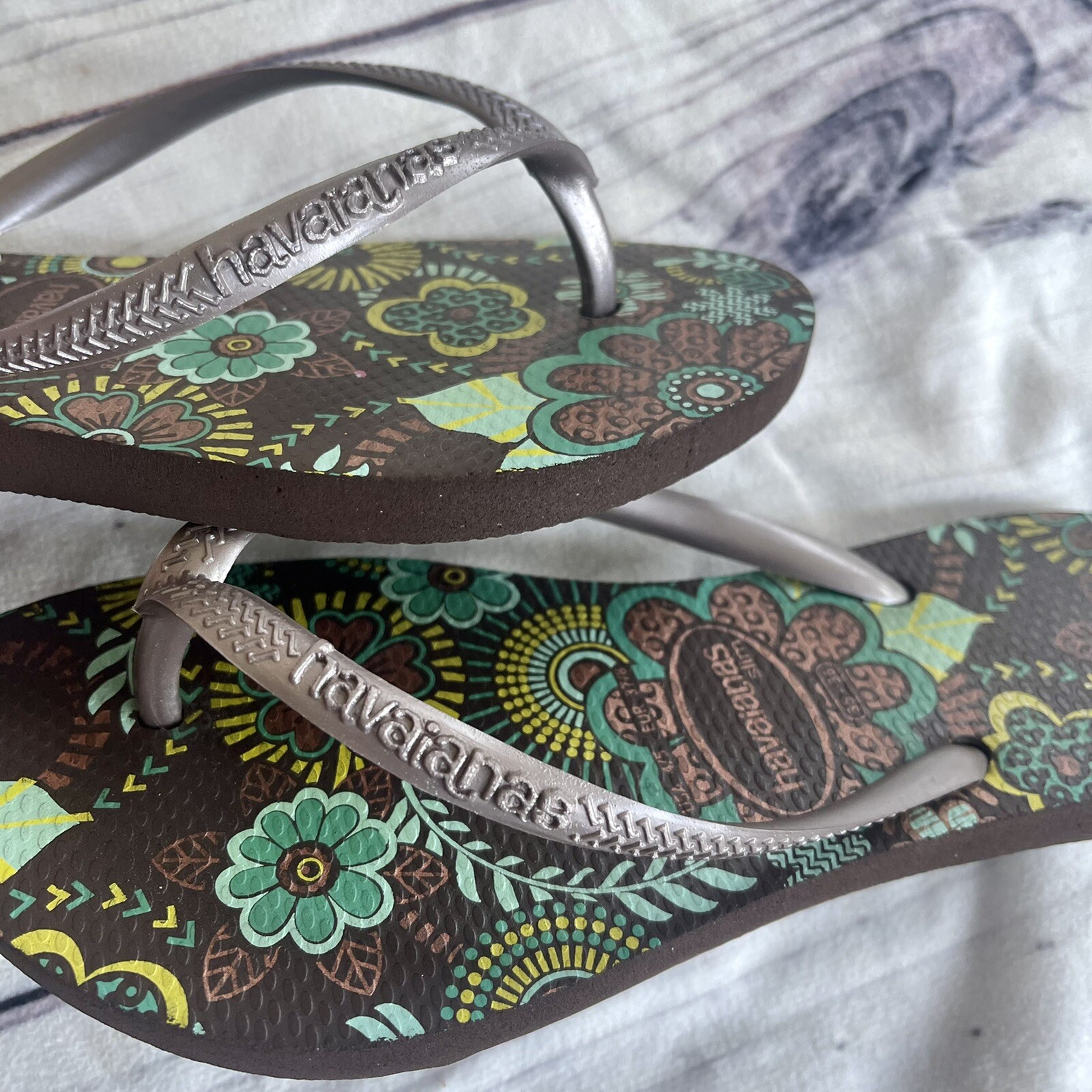 EUC Havaianas Flip Flops Slim Floral 35/36 USA 4/5 But Fits like size 6.5**