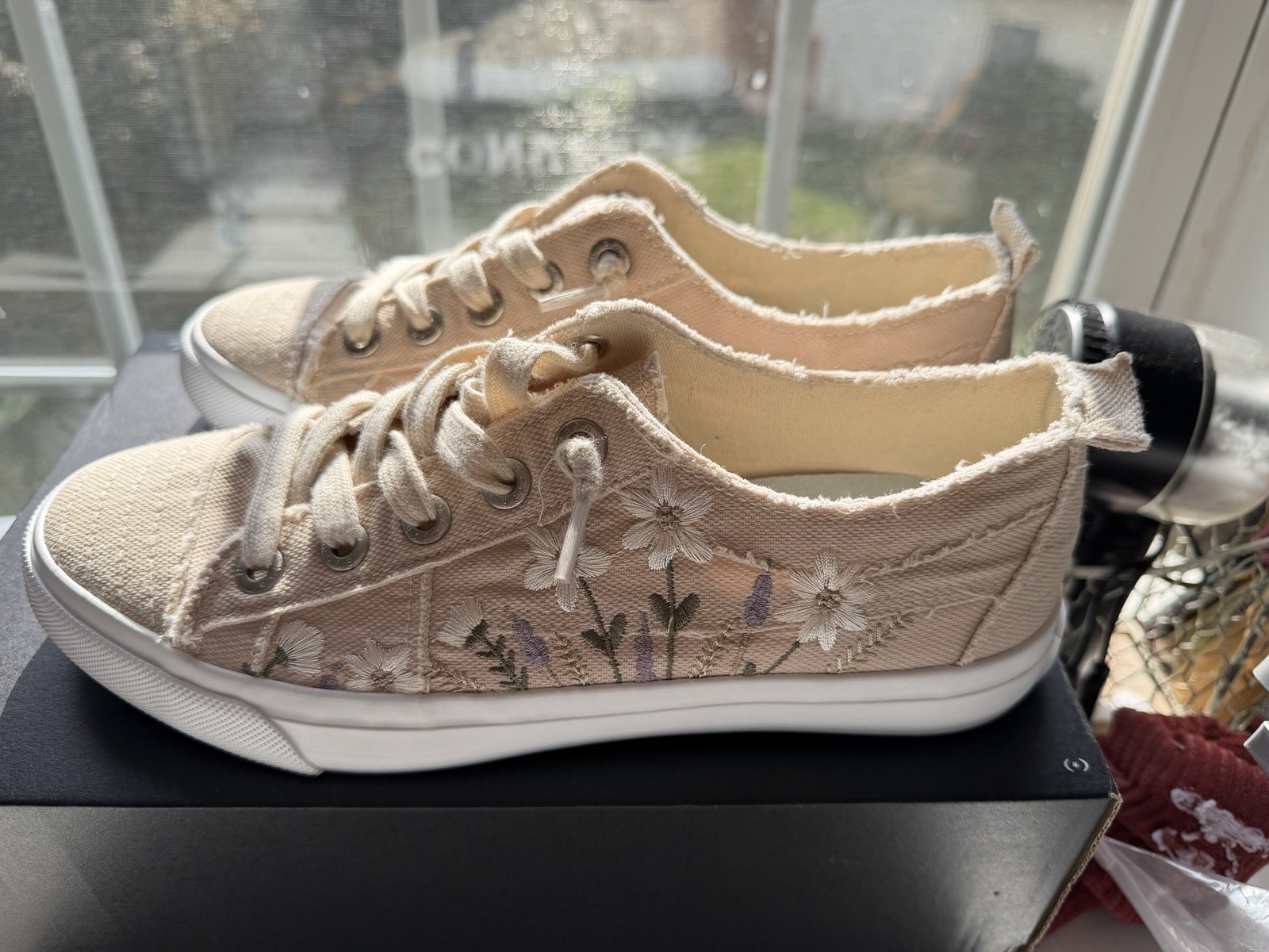Blowfish Malibu Sadie-Sun Sneakers w/Taupe Canvas & Floral Embroidery 8.5