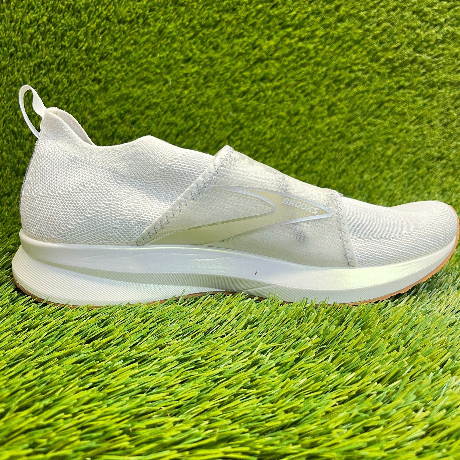 Brooks Levitate 4 LE Womens Size 11 White Silver Athletic Running Shoes Sneakers