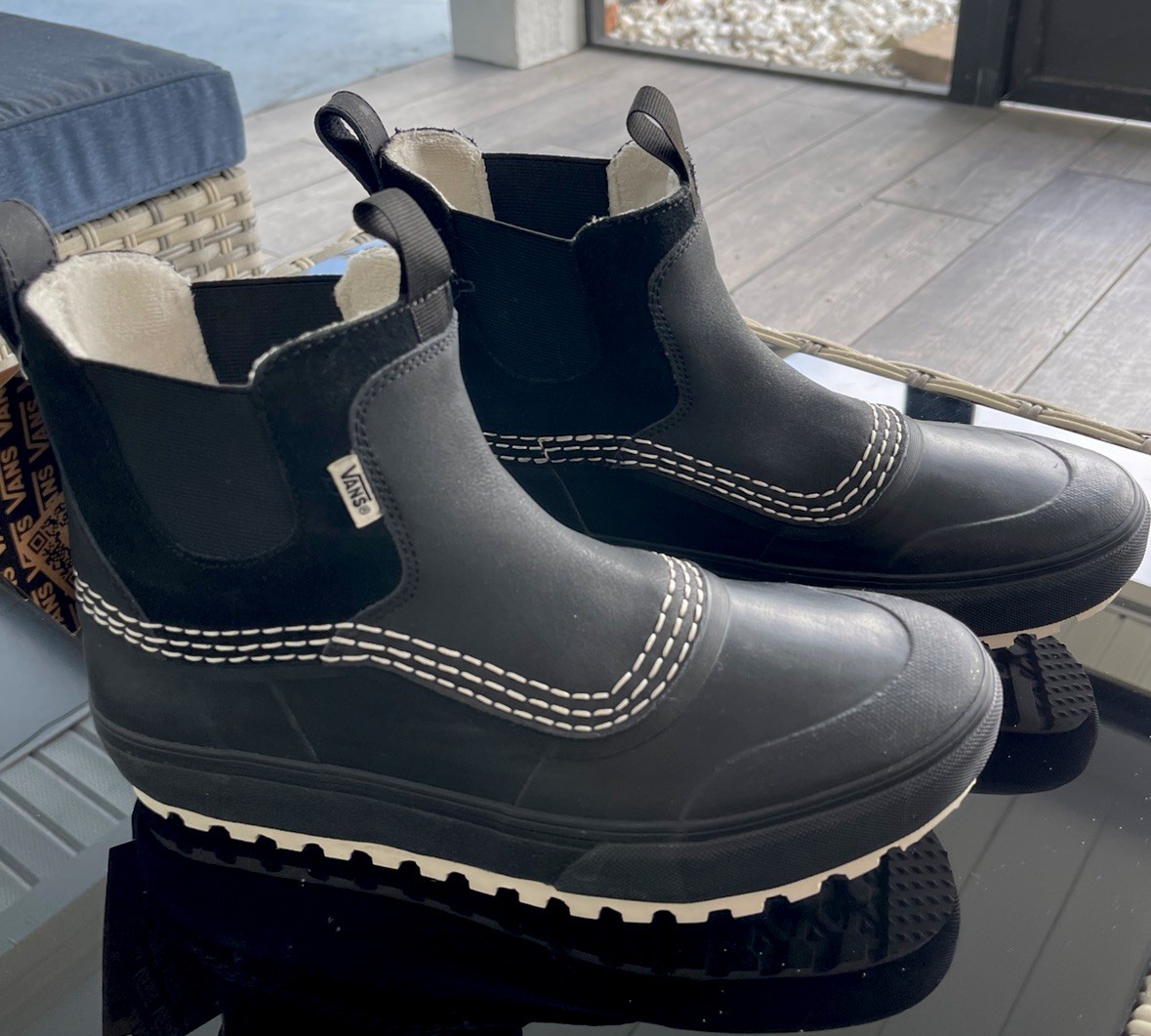 Standard Mid Chelsea Snow MTE Black/Bone Slip On Boots size 10/10.5