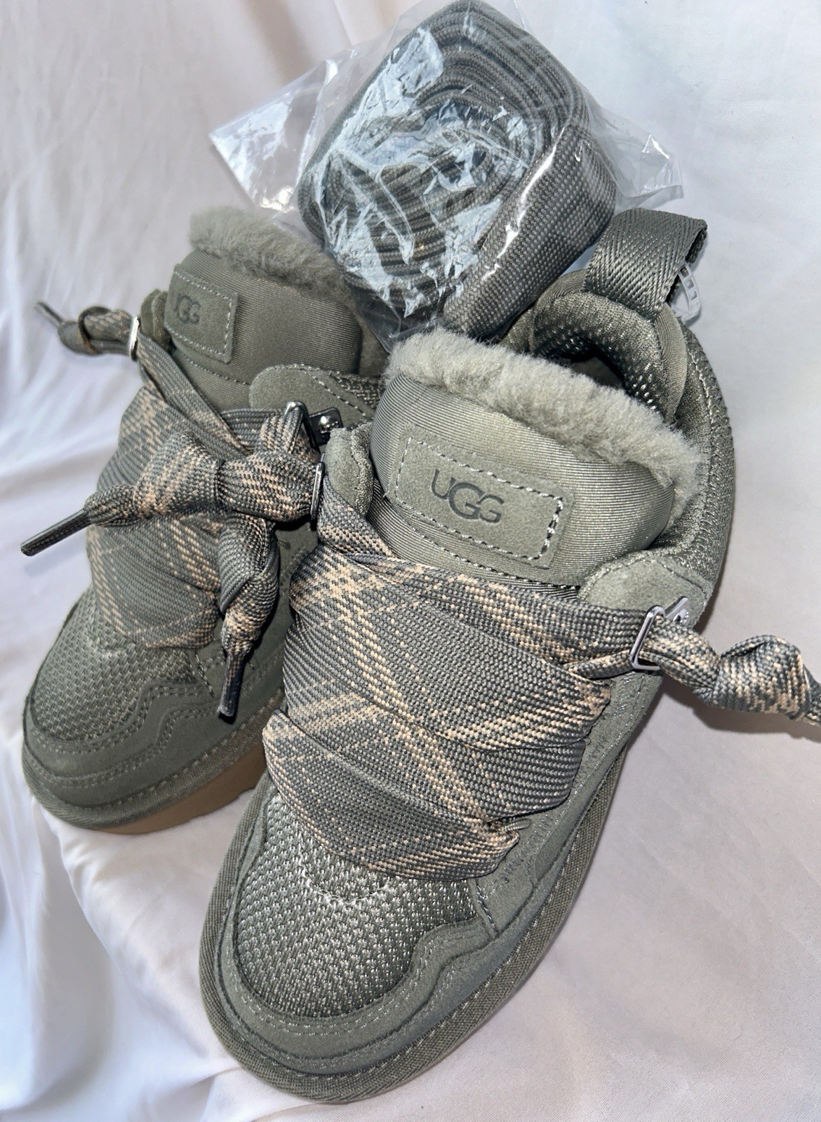 UGG LOWMEL Sneaker (Women) Color: MOSS GREEN Size: US 5/ EU 36/ UK 3 Brand New