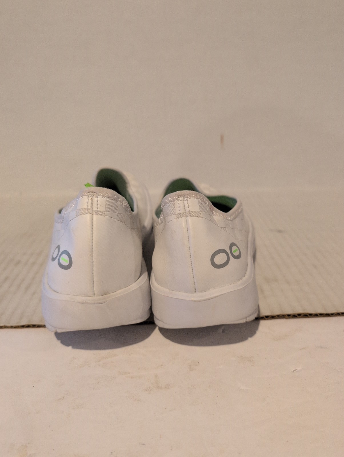 OOFOS OOmg eeZee Low White Checker Comfort Slip On Recovery Shoes Women’s US 6