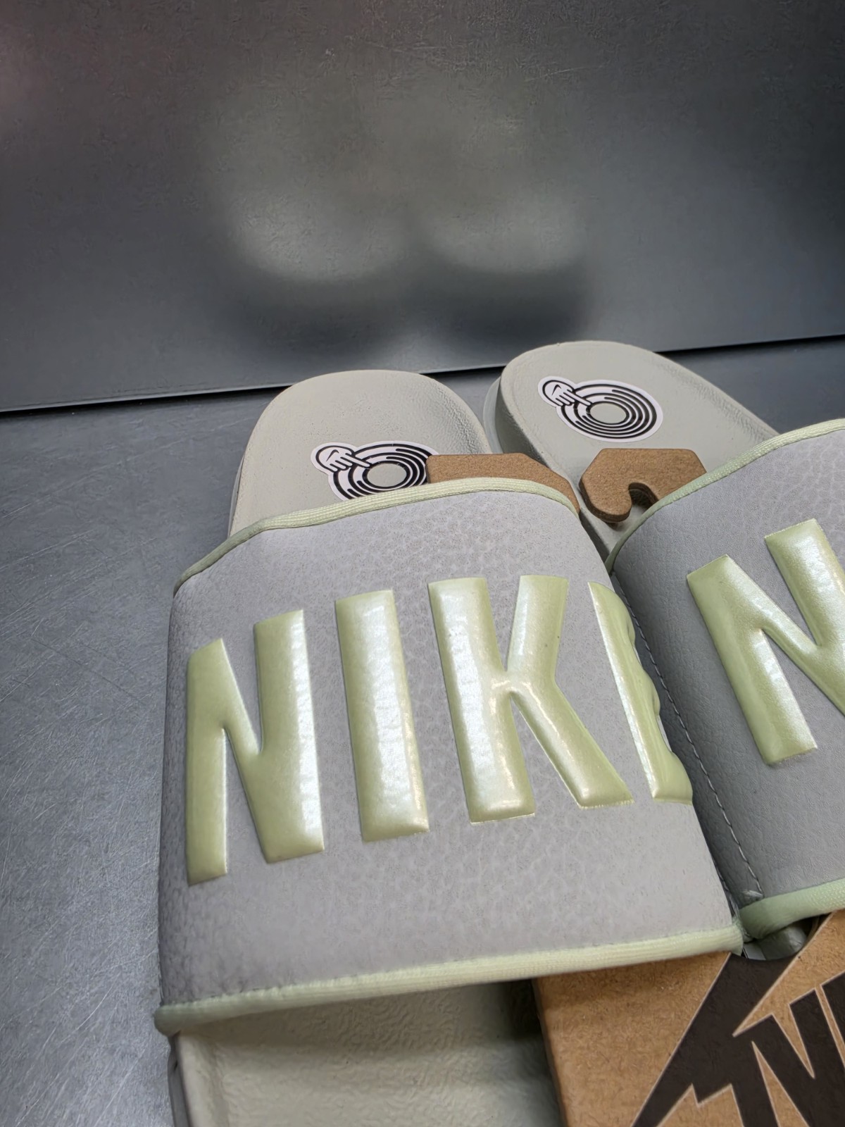 Nike Offcourt Slide Sandals Womens Size 7 Foam Cushioned Pale Green Slip On New