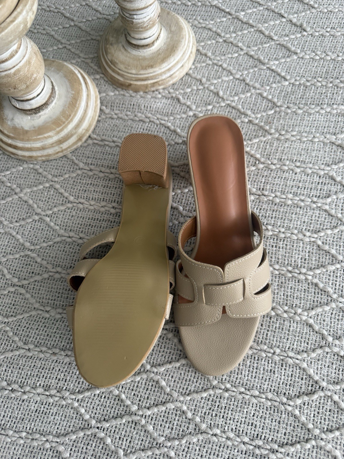 Women’s Beige Leather Slide Sandals Buckle Accent Open Toe Slip On Size 7